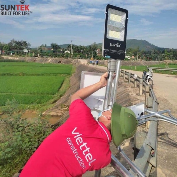 bảng giá đèn pha năng lượng mặt trời